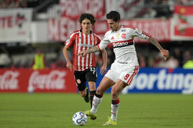 Estudiantes' defender #13 Gaston Benedetti and Flamengo's forward #09 Pedro fight for the ball during the Copa Libertadores group stage football match between Argentina's Estudiantes de La Plata and Brazil's Flamengo at the Jorge Luis Hirschi stadium in La Plata, Buenos Aires province, Argentina on April 29, 2026. (Photo by JUAN MABROMATA / AFP)