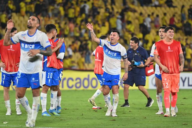 Universidad Catolica's defender #17 Gary Medel (C) celebrates next to teammates after winning the Copa Libertadores group stage football match between Ecuador's Barcelona and Chile's Universidad Catolica at the Monumental Banco Pichincha stadium in Guayaquil, Guayas province, Ecuador on April 29, 2026. (Photo by MARCOS PIN / AFP)