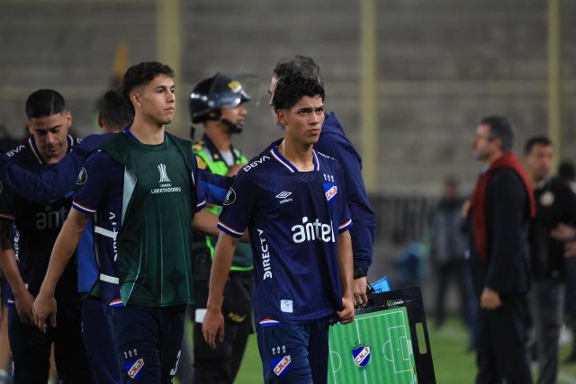 Nacional's midfielder #39 Luciano Gonzalez and teammate midfielder #10 Alexander dos Santos react after losing the Copa Libertadores group stage football match between Peru's Universitario and Uruguay's Nacional at the Monumental "U" Marathon stadium in Lima on April 29, 2026. (Photo by Connie FRANCE / AFP)