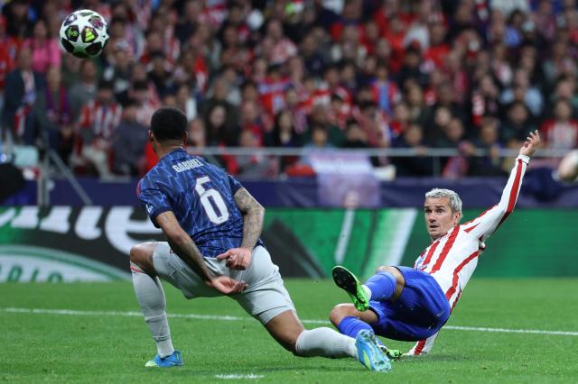 TOPSHOT - Arsenal's Brazilian defender #06 Gabriel Magalhaes challenges Atletico Madrid's French forward #07 Antoine Griezmann during the UEFA Champions League semi-final first leg football match between Club Atletico de Madrid and Arsenal at the Metropolitano stadium in Madrid on April 29, 2026. (Photo by Thomas COEX / AFP)