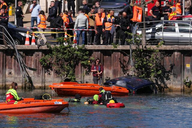 Rescue teams work in the area where a bus with passengers on board and a car fell into the Seine river in Juvisy-sur-Orge, on the outskirts of Paris, on April 30, 2026. A bus fell into the Seine in Essonne, near the town of Juvisy-sur-Orge (south of Paris), and four people were rescued "safe and sound", according to a source close to the case. Initial reports indicate that the bus struck a parked vehicle before falling into the Seine. It's still necessary to check that no other passenger was trapped in the vehicle, according to the same source. (Photo by Thomas SAMSON / AFP)