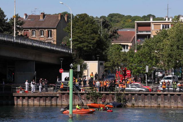 Rescue teams work in the area where a bus with passengers on board and a car fell into the Seine river in Juvisy-sur-Orge, on the outskirts of Paris, on April 30, 2026. A bus fell into the Seine in Essonne, near the town of Juvisy-sur-Orge (south of Paris), and four people were rescued "safe and sound", according to a source close to the case. Initial reports indicate that the bus struck a parked vehicle before falling into the Seine. It's still necessary to check that no other passenger was trapped in the vehicle, according to the same source. (Photo by Thomas SAMSON / AFP)