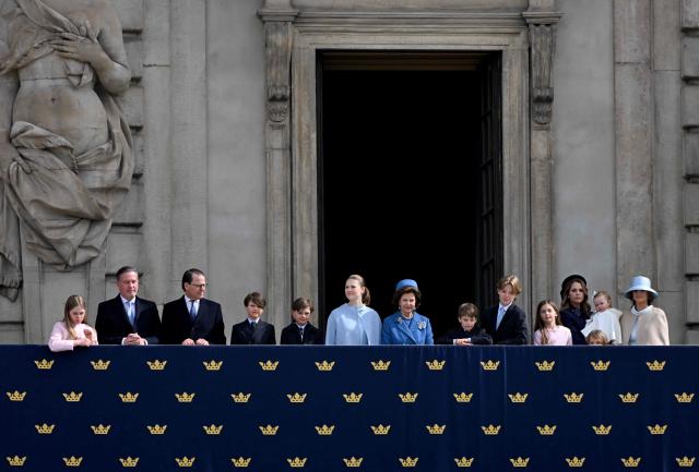 Members of Sweden's Royal Family, including Queen Silvia of Sweden (C-R) and Princess Estelle of Sweden (C-L) stand on the balcony to watch the changing of the guard as members of the Swedish Armed Forces pay tribute to the King at the Outer Courtyard of the Royal Palace in Stockholm, Sweden, on April 30, 2026, during celebrations to mark the 80th birthday of Sweden's King Carl XVI Gustaf. (Photo by Jonathan Nackstrand / AFP)