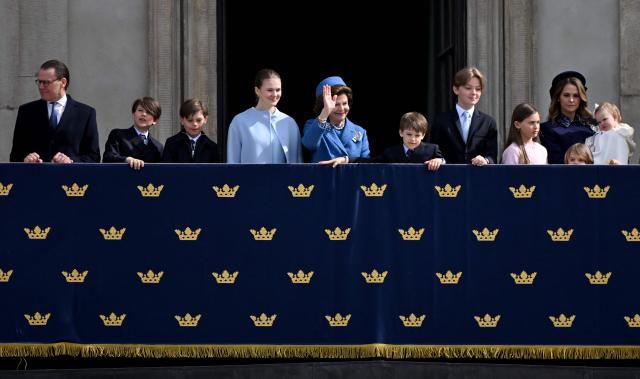 Members of Sweden's Royal Family, including Queen Silvia of Sweden (C-R) and Princess Estelle of Sweden (C-L) stand on the balcony to watch the changing of the guard as members of the Swedish Armed Forces pay tribute to the King at the Outer Courtyard of the Royal Palace in Stockholm, Sweden, on April 30, 2026, during celebrations to mark the 80th birthday of Sweden's King Carl XVI Gustaf. (Photo by Jonathan Nackstrand / AFP)