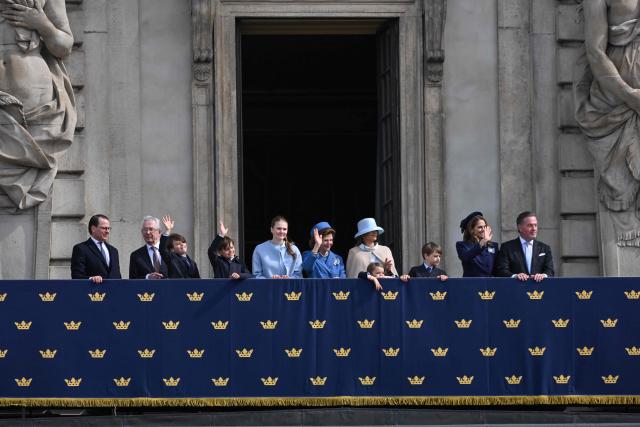 Members of Sweden's Royal Family including Princess Leonore, Chris O'Neill, Prince Daniel, Prince Alexander, Prince Oscar, Princess Estelle, Queen Silva, Prince Gabriel, Prince Nicolas, Princess Madeleine, Princess Adrienne, Prince Julian, Princess Ines and Princess Sofia stand on the balcony to watch the changing of the guard as members of the Swedish Armed Forces pay tribute to the King at the Outer Courtyard of the Royal Palace in Stockholm, Sweden, on April 30, 2026, during celebrations to mark the 80th birthday of Sweden's King Carl XVI Gustaf. (Photo by Jonathan Nackstrand / AFP)