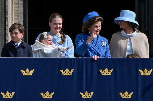Sweden's Queen Silva (2nd R) waves next to Sweden's Princess Sofia (R) and Princess Estelle who holds Princess Ines beside Prince Oscar,as they watch the changing of the guard from the balcony as members of the Swedish Armed Forces pay tribute to the King at the Outer Courtyard of the Royal Palace in Stockholm, Sweden, on April 30, 2026, during celebrations to mark the 80th birthday of Sweden's King Carl XVI Gustaf. (Photo by Jonathan Nackstrand / AFP)