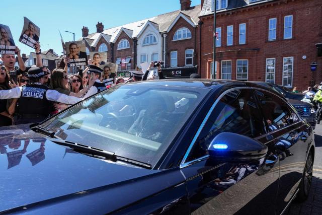 Police hold back protesters (L) as a car carrying Britain's Prime Minister Keir Starmer arrives to visit an ambulance centre servicing the Jewish community in the Golders Green neighbourhood of north London on April 30, 2026, the day after two men were stabbed in an attack. The UK government on April 30 announced extra money for security patrols outside synagogues and schools as community leaders accused it of failing to protect them, a day after the latest attack targeting the Jewish community. (Photo by CARLOS JASSO / AFP)