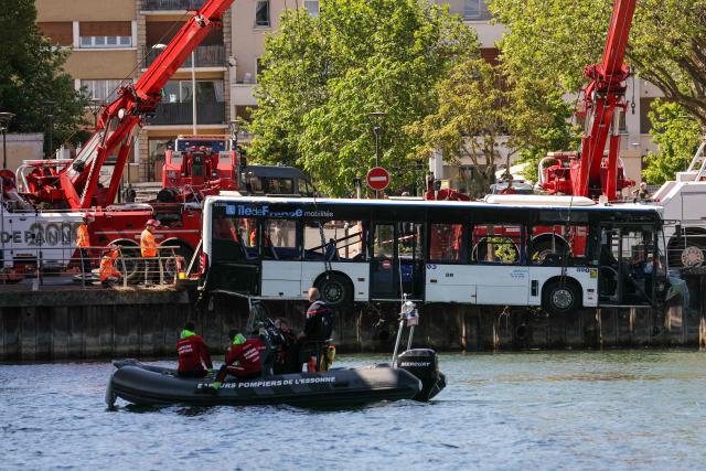 Towing teams remove a bus from the Seine river after it fell with passengers on board into the river, in Juvisy-sur-Orge, on the outskirts of Paris, on April 30, 2026. A bus, with a driver at the end of her training, collided with a parked vehicle, unoccupied, before falling into the Seine in Essonne, near the town of Juvisy-sur-Orge (south of Paris). Four people were rescued "safe and sound", according to a source close to the case. (Photo by Thomas SAMSON / AFP)