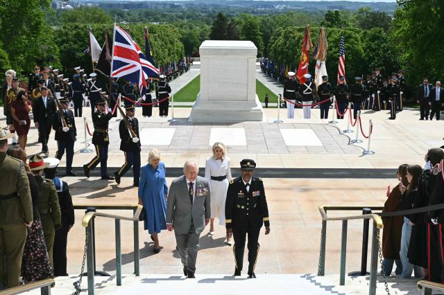 Britain's King Charles III and Queen Camilla arrive to lay a wreath at the tomb of the unknown soldier in Arlington National Cemetary in Arlington, Virginia, on April 30, 2026. (Photo by SAUL LOEB / POOL / AFP)