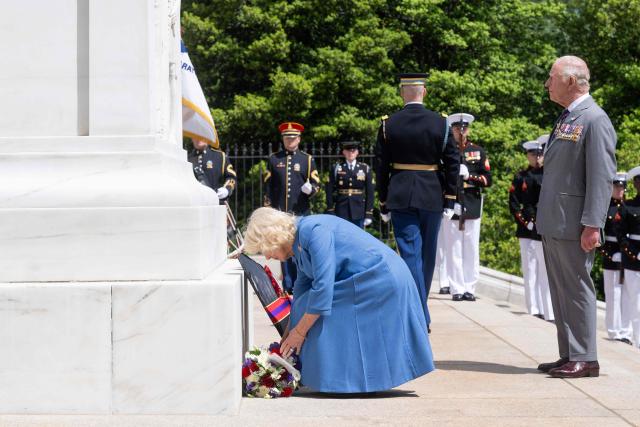 Britain's King Charles III and Queen Camilla present a bouquet of flowers at the tomb of the unknown soldier in Arlington National Cemetary in Arlington, Virginia on April 30, 2026. (Photo by SAUL LOEB / POOL / AFP)