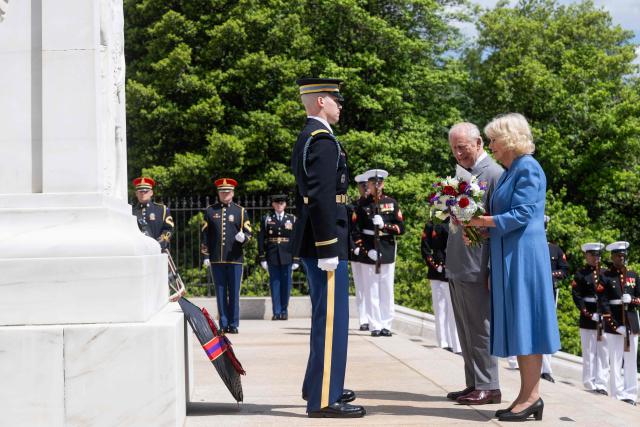 Britain's King Charles III and Queen Camilla present a bouquet of flowers at the tomb of the unknown soldier in Arlington National Cemetary in Arlington, Virginia on April 30, 2026. (Photo by SAUL LOEB / POOL / AFP)