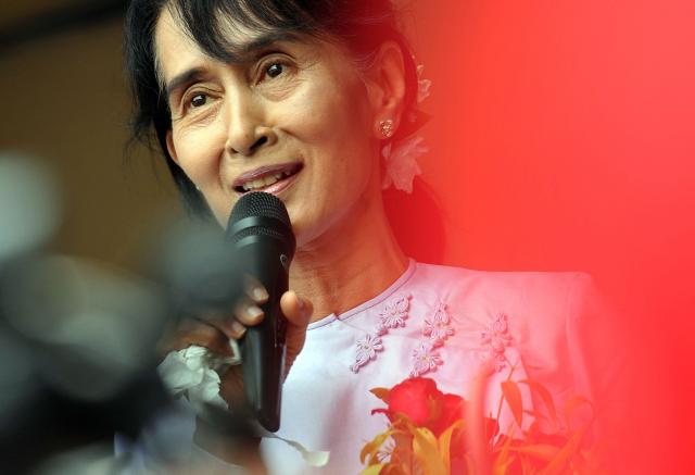 (FILES) Myanmar opposition leader Aung San Suu Kyi addresses journalists and supporters at her National League for Democracy (NLD) headquarters in Yangon on April 2, 2012. Myanmar's junta-chief turned president on April 30, 2026 ordered deposed leader Aung San Suu Kyi to be moved to house arrest, five years after sweeping her into detention in a 2021 coup. (Photo by Christophe ARCHAMBAULT / AFP)
