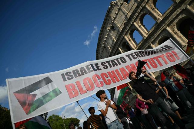 Protesters march with a banner in support of the Freedom Flotilla in front of the Colosseum in Rome on April 30, 2020. The Israeli navy intercepted and halted part of the Global Sumud Flotilla, a convoy of vessels bound for Gaza as it sailed in international waters west of the island of Crete. According to Israeli sources and flotilla organizers, at least twenty boats were boarded and around 175 activists were detained and transferred to Israel. (Photo by Alberto PIZZOLI / AFP)