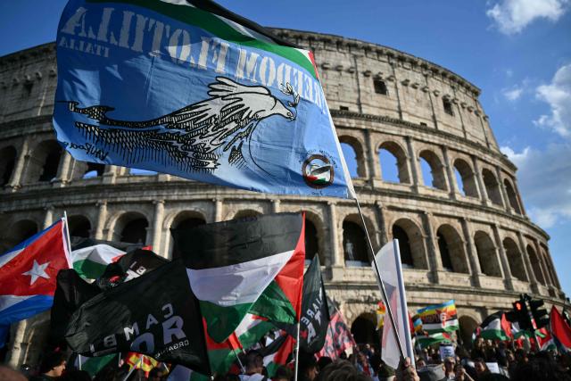 Protesters march during a rally in support of the Freedom Flotilla in front of the Colosseum in Rome on April 30, 2020. The Israeli navy intercepted and halted part of the Global Sumud Flotilla, a convoy of vessels bound for Gaza as it sailed in international waters west of the island of Crete. According to Israeli sources and flotilla organizers, at least twenty boats were boarded and around 175 activists were detained and transferred to Israel. (Photo by Alberto PIZZOLI / AFP)