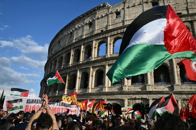 Protesters march during a rally in support of the Freedom Flotilla in front of the Colosseum in Rome on April 30, 2020. The Israeli navy intercepted and halted part of the Global Sumud Flotilla, a convoy of vessels bound for Gaza as it sailed in international waters west of the island of Crete. According to Israeli sources and flotilla organizers, at least twenty boats were boarded and around 175 activists were detained and transferred to Israel. (Photo by Alberto PIZZOLI / AFP)