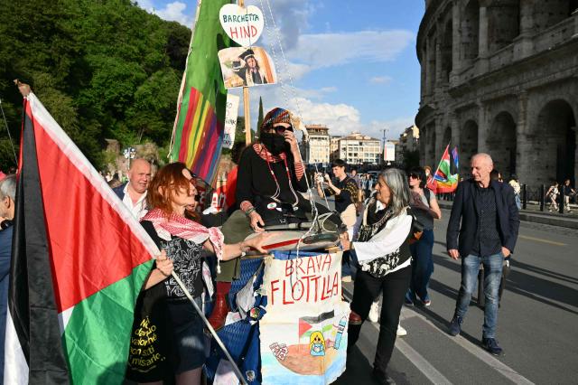 Protesters gather during a rally in support of the Freedom Flotilla in front of the Colosseum in Rome on April 30, 2020. The Israeli navy intercepted and halted part of the Global Sumud Flotilla, a convoy of vessels bound for Gaza as it sailed in international waters west of the island of Crete. According to Israeli sources and flotilla organizers, at least twenty boats were boarded and around 175 activists were detained and transferred to Israel. (Photo by Alberto PIZZOLI / AFP)