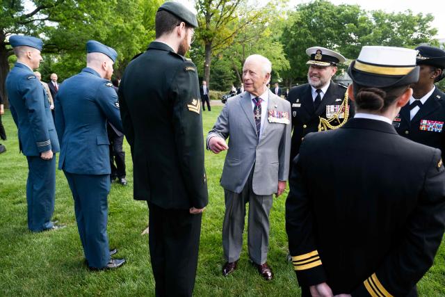 Britain's King Charles III greets serving military personnel from the UK, Canada, Australia and New Zealand after laying a wreath at the tomb of the unknown soldier in Arlington National Cemetery in Arlington, Virginia, on April 30, 2026. King Charles III and Queen Camilla visited the Canadian Cross of Sacrifice, dedicated to those US citizens who volunteered for the Canadian Expeditionary Force (CEF) and lost their lives in the First World War. (Photo by SAUL LOEB / POOL / AFP)