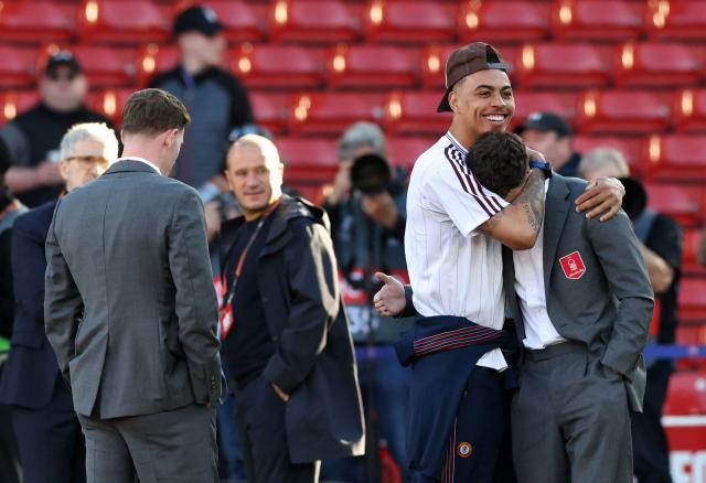 Aston Villa's English midfielder #27 Morgan Rogers (2R) reacts as he talks with Nottingham Forest's Welsh defender #03 Neco Williams (R) ahead of the UEFA Europa League semi-final first-leg football match between Nottingham Forest and Aston Villa at The City Ground in Nottingham, central England, on April 30, 2026. (Photo by Darren Staples / AFP)