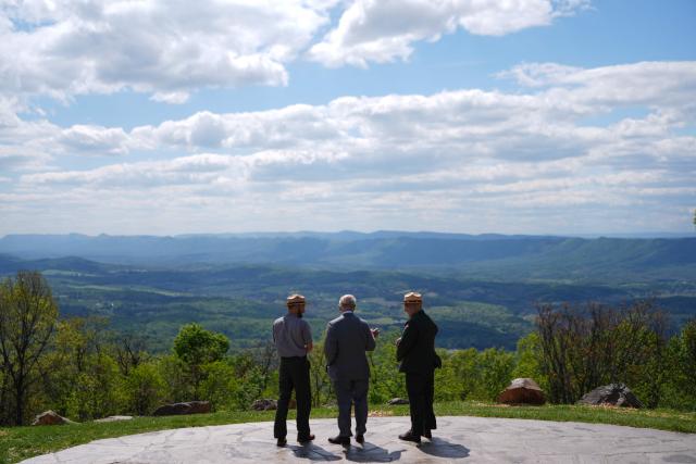 Britain's King Charles III talks with park ranger Karl Rand (L) and Tracy Stakely, Superintendent of Shenandoah National Park, as he visits Shenandoah National Park in Front Royal, Virginia, on April 30, 2026. (Photo by Julia Demaree Nikhinson / POOL / AFP)