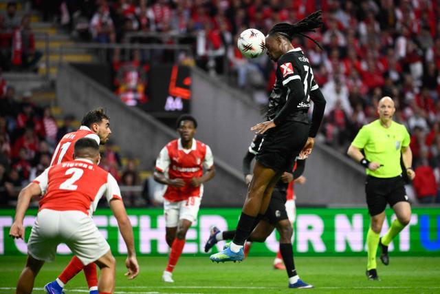 Freiburg's French defender #33 Jordy Makengo heads the ball during the UEFA Europa League semi final first leg football match between SC Braga and SC Freiburg at Municipal stadium of Braga on April 30, 2026. (Photo by Miguel RIOPA / AFP)
