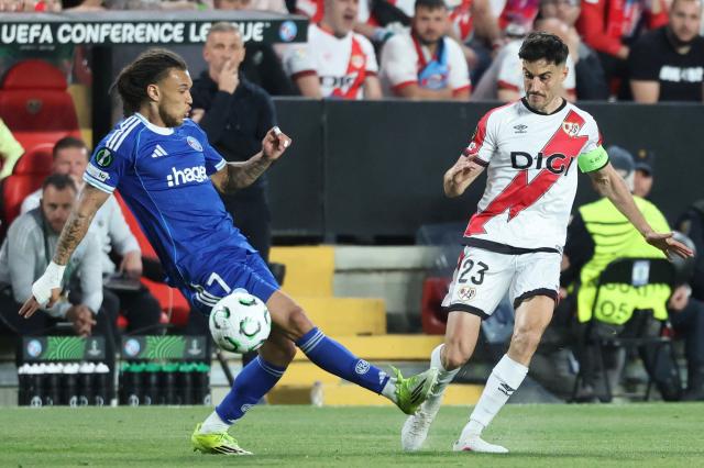 Strasbourg's Belgian midfielder #07 Diego Moreira (L) vies for the ball with Rayo Vallecano's Spanish midfielder #23 Oscar Valentin during the UEFA Conference League semi final first leg football match between Rayo Vallecano de Madrid and RC Strasbourg Alsace at Vallecas Stadium in Madrid on April 30, 2026. (Photo by Pierre-Philippe MARCOU / AFP)