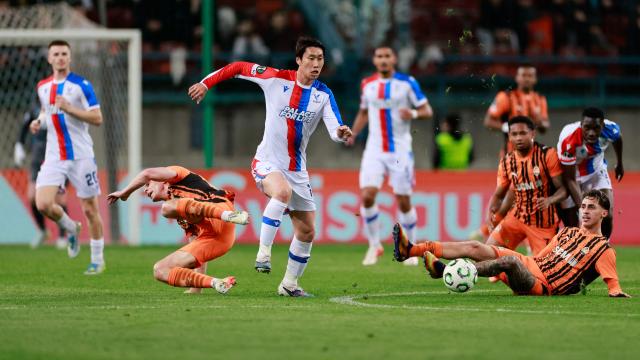 Crystal Palace's Japanese midfielder #18 Daichi Kamada (C) vies for the ball with Shakhtar Donetsk's Ukrainian midfielder #27 Oleg Ocheretko (L) and Shakhtar Donetsk's Brazilian midfielder #06 Marlon Gomes (R) during the UEFA Conference League semi-final first leg football match between FC Shakhtar Donetsk and Crystal Palace FC in Krakow, Poland on April 30, 2026. (Photo by Wojtek RADWANSKI / AFP)