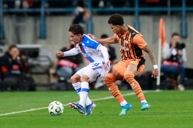 Crystal Palace's Spanish midfielder #10 Yeremy Pino (L) and Shakhtar Donetsk's Brazilian forward #19 Kaua Elias vie for the ball during the UEFA Conference League semi-final first leg football match between FC Shakhtar Donetsk and Crystal Palace FC in Krakow, Poland on April 30, 2026. (Photo by Wojtek RADWANSKI / AFP)