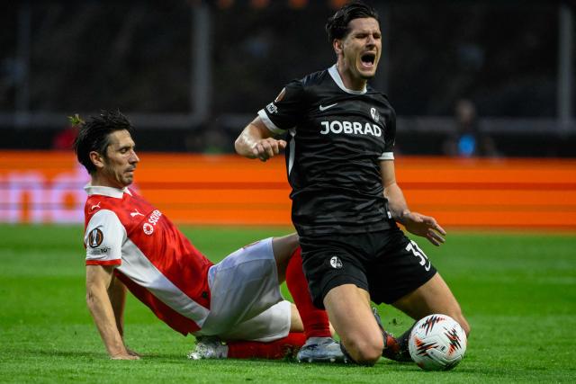 Freiburg's German forward #31 Igor Matanovic (R) tussles with Sporting Braga's Portuguese defender #15 Paulo Rodrigues during the UEFA Europa League semi final first leg football match between SC Braga and SC Freiburg at Municipal stadium of Braga on April 30, 2026. (Photo by Miguel RIOPA / AFP)