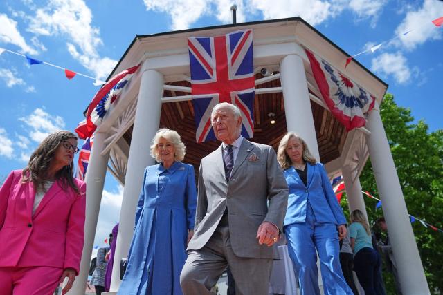 Britain’s King Charles III and Queen Camilla, along with Virginia Gov. Abigail Spanberger (R) and Mayor of Front Royal Lori A. Cockrell (L) attend the Front Royal Virginia Parade and Block Party in Front Royal, Virginia, on April 30, 2026. (Photo by Matt Rourke / POOL / AFP)