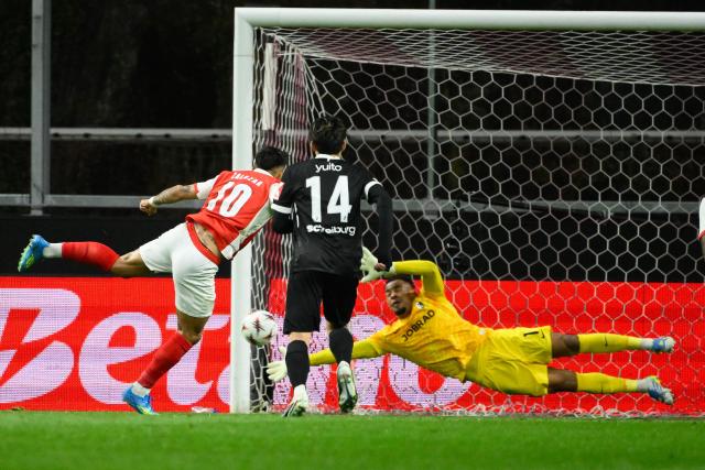 Sporting Braga's Uruguayan midfielder #10 Rodrigo Zalazar (L) shoots from the penalty spot but fails to score as Freiburg's German goalkeeper #01 Noah Atubolu makes the save during the UEFA Europa League semi final first leg football match between SC Braga and SC Freiburg at Municipal stadium of Braga on April 30, 2026. (Photo by Miguel RIOPA / AFP)