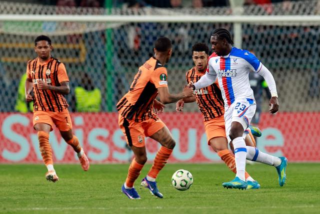 Crystal Palace's French defender #23 Jaydee Canvot (R) vies for the ball with Shakhtar Donetsk's Brazilian defender #13 Pedro Henrique (2L) during the UEFA Conference League semi-final first leg football match between FC Shakhtar Donetsk and Crystal Palace FC in Krakow, Poland on April 30, 2026. (Photo by Wojtek RADWANSKI / AFP)