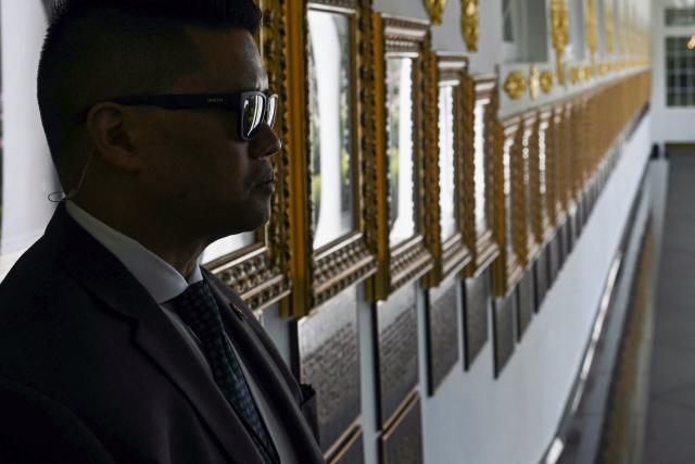 A US Secret Service agent stands guard by the newly installed black granite flooring in The West Wing Colonnade of the White House in Washington, DC on April 30, 2026. (Photo by Brendan SMIALOWSKI / AFP)