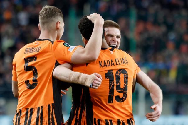 Shakhtar Donetsk's Ukrainian midfielder #27 Oleg Ocheretko (C) celebrates scoring his team's first goal with Shakhtar Donetsk's Brazilian forward #19 Kaua Elias (R) and Shakhtar Donetsk's Ukrainian defender #05 Valeriy Bondar during the UEFA Conference League semi-final first leg football match between FC Shakhtar Donetsk and Crystal Palace FC in Krakow, Poland on April 30, 2026. (Photo by Wojtek RADWANSKI / AFP)
