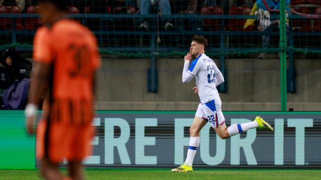 Crystal Palace's Norwegian striker #22 Jorgen Strand Larsen (R) celebrates scoring his team's third goal during the UEFA Conference League semi-final first leg football match between FC Shakhtar Donetsk and Crystal Palace FC in Krakow, Poland on April 30, 2026. (Photo by Wojtek RADWANSKI / AFP)