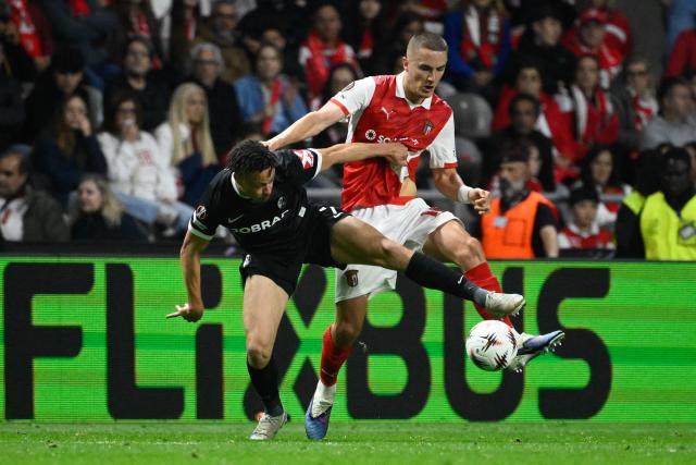 Freiburg's German forward #07 Derry Scherhant (L) vies for the ball with Sporting Braga's Swedish defender #14 Gustaf Lagerbielke during the UEFA Europa League semi final first leg football match between SC Braga and SC Freiburg at Municipal stadium of Braga on April 30, 2026. (Photo by Miguel RIOPA / AFP)