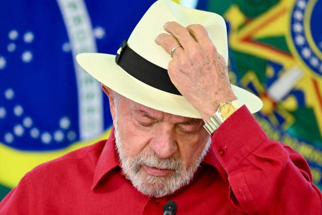 Brazil's President Luiz Inacio Lula da Silva gestures during the announcement of a new credit facility for the purchase of trucks and buses at the Planalto Palace in Brasнlia on April 30, 2026. President Lula da Silva suffered two consecutive defeats in Congress: the rejection of Jorge Messias’s nomination to fill a vacancy on the Supreme Court and the overturning of his veto of the sentencing reform law, which reduces the sentence of former President Jair Bolsonaro, convicted of attempting a coup d’йtat (Photo by Evaristo Sa / AFP)