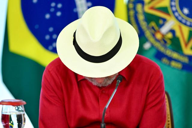 Brazil's President Luiz Inacio Lula da Silva gestures during the announcement of a new credit facility for the purchase of trucks and buses at the Planalto Palace in Brasнlia on April 30, 2026. President Lula da Silva suffered two consecutive defeats in Congress: the rejection of Jorge Messias’s nomination to fill a vacancy on the Supreme Court and the overturning of his veto of the sentencing reform law, which reduces the sentence of former President Jair Bolsonaro, convicted of attempting a coup d’йtat (Photo by Evaristo Sa / AFP)