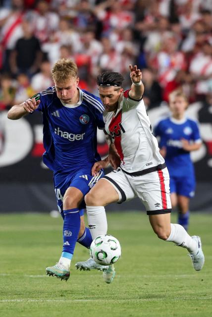 Strasbourg's Danish defender #24 Lucas Hogsberg (L) vies for the ball with Rayo Vallecano's Uruguayan defender #22 Alfonso Espino during the UEFA Conference League semi final first leg football match between Rayo Vallecano de Madrid and RC Strasbourg Alsace at Vallecas Stadium in Madrid on April 30, 2026. (Photo by Pierre-Philippe MARCOU / AFP)