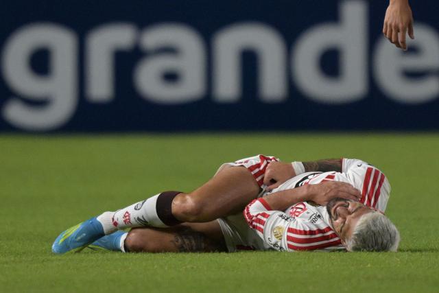 Flamengo's Uruguayan midfielder #10 Giorgian de Arrascaeta grimaces in pain during the Copa Libertadores group stage football match between Argentina's Estudiantes de La Plata and Brazil's Flamengo at the Jorge Luis Hirschi stadium in La Plata, Buenos Aires province, Argentina on April 29, 2026. Uruguayan international Giorgian de Arrascaeta underwent surgery on April 30, 2026, for a fracture of his right collarbone, announced his club Brazil's Flamengo. The injury puts the midfielder's participation in the 2026 World Cup in North America at risk. (Photo by JUAN MABROMATA / AFP)