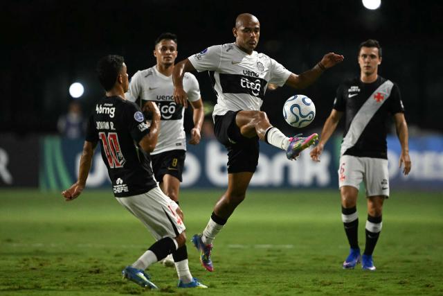 Olimpia's midfielder #06 Richard Ortiz (C) and Vasco da Gama's Colombian midfielder #11 Johan Rojas (L) fight for the ball during the Copa Sudamericana group stage football match between Brazil's Vasco da Gama and Paraguay's Olimpia at the Sao Januario stadium in Rio de Janeiro, Brazil on April 30, 2026. (Photo by MAURO PIMENTEL / AFP)