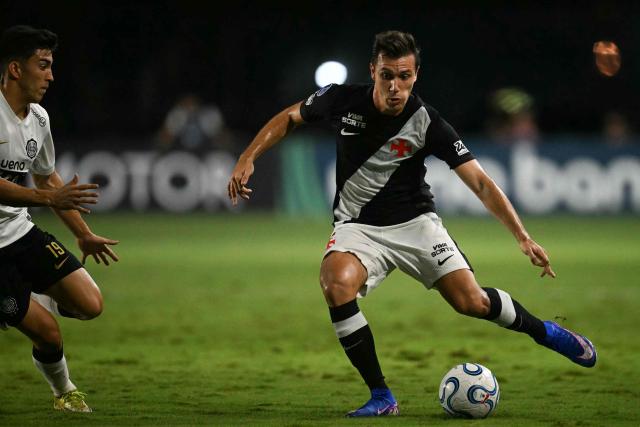 Vasco da Gama's Italian defender #06 Lucas Piton (R) and Olimpia's midfielder #19 Ruben Lezcano fight for the ball during the Copa Sudamericana group stage football match between Brazil's Vasco da Gama and Paraguay's Olimpia at the Sao Januario stadium in Rio de Janeiro, Brazil on April 30, 2026. (Photo by MAURO PIMENTEL / AFP)