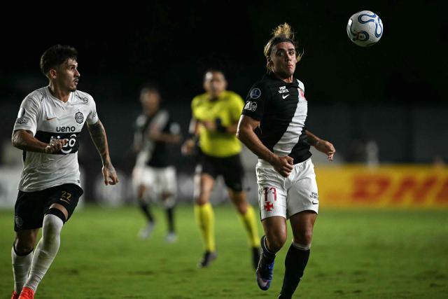 Olimpia's defender #22 Juan Vera and Vasco da Gama's Argentinian forward #77 Claudio Spinelli fight for the ball during the Copa Sudamericana group stage football match between Brazil's Vasco da Gama and Paraguay's Olimpia at the Sao Januario stadium in Rio de Janeiro, Brazil on April 30, 2026. (Photo by MAURO PIMENTEL / AFP)