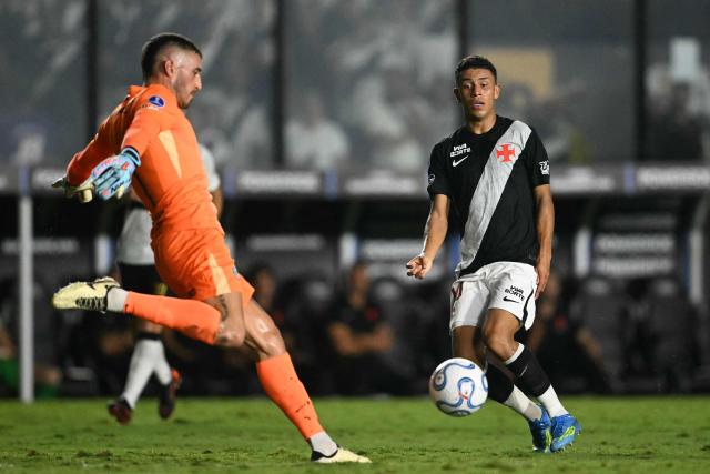 Olimpia's Uruguayan goalkeeper #01 Gaston Olveira (L) kicks the ball past Vasco da Gama's Colombian midfielder #10 Johan Rojas during the Copa Sudamericana group stage football match between Brazil's Vasco da Gama and Paraguay's Olimpia at the Sao Januario stadium in Rio de Janeiro, Brazil on April 30, 2026. (Photo by MAURO PIMENTEL / AFP)
