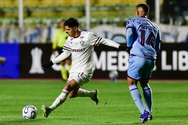 Fluminense's Venezuelan forward #11 Jefferson Savarino kicks the ball past Bolivar's midfielder #14 Robson Matheus during the Copa Libertadores group stage football match between Bolivia's Bolivar and Brazil's Fluminense at the Hernando Siles stadium in La Paz on April 30, 2026. (Photo by Jorge BERNAL / AFP)
