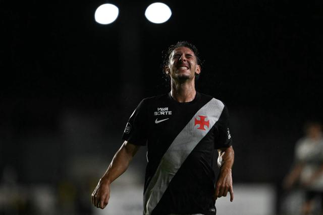 Vasco da Gama's Portuguese midfielder #17 Nuno Moreira reacts after missing a goal during the Copa Sudamericana group stage football match between Brazil's Vasco da Gama and Paraguay's Olimpia at the Sao Januario stadium in Rio de Janeiro, Brazil on April 30, 2026. (Photo by MAURO PIMENTEL / AFP)