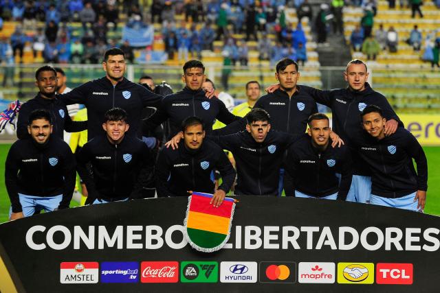 Bolivar's players pose for a team photo ahead of the Copa Libertadores group stage football match between Bolivia's Bolivar and Brazil's Fluminense at the Hernando Siles stadium in La Paz on April 30, 2026. (Photo by Jorge BERNAL / AFP)