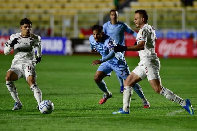 (L-R) Fluminense's Venezuelan forward #11 Jefferson Savarino, Bolivar's midfielder #23 Leonel Justiniano, and Fluminense's defender #06 Rene fight for the ball during the Copa Libertadores group stage football match between Bolivia's Bolivar and Brazil's Fluminense at the Hernando Siles stadium in La Paz on April 30, 2026. (Photo by Jorge BERNAL / AFP)
