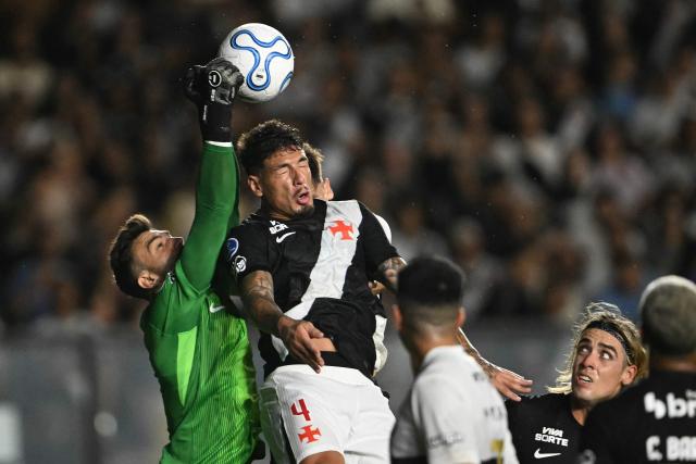 Vasco da Gama's goalkeeper #01 Leo Jardim punches the ball past teammate Uruguayan defender #04 Alan Saldivia during the Copa Sudamericana group stage football match between Brazil's Vasco da Gama and Paraguay's Olimpia at the Sao Januario stadium in Rio de Janeiro, Brazil on April 30, 2026. (Photo by MAURO PIMENTEL / AFP)