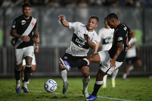 Olimpia's midfielder #28 Hugo Quintana (L) and Vasco da Gama's defender #96 Paulo Henrique fight for the ball during the Copa Sudamericana group stage football match between Brazil's Vasco da Gama and Paraguay's Olimpia at the Sao Januario stadium in Rio de Janeiro, Brazil on April 30, 2026. (Photo by MAURO PIMENTEL / AFP)