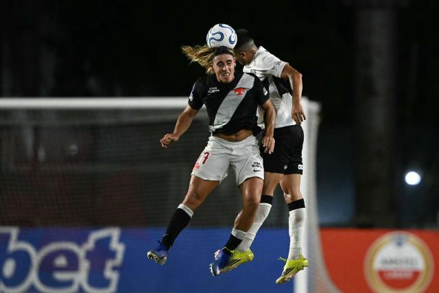 Vasco da Gama's Argentinian forward #77 Claudio Spinelli and Olimpia's midfielder #15 Mateo Gamarra jump for a header during the Copa Sudamericana group stage football match between Brazil's Vasco da Gama and Paraguay's Olimpia at the Sao Januario stadium in Rio de Janeiro, Brazil on April 30, 2026. (Photo by MAURO PIMENTEL / AFP)